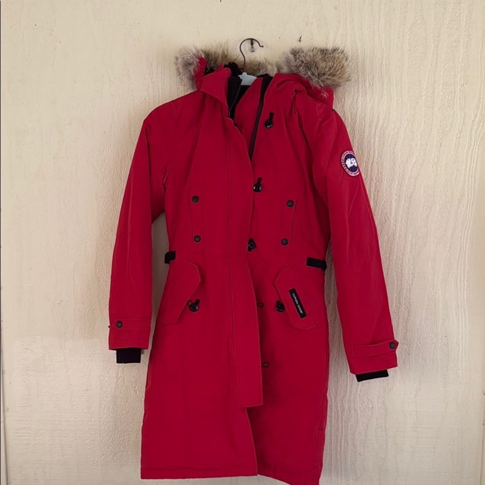 Canada Goose Women's Long and slim-fitting, the Kensington Parka